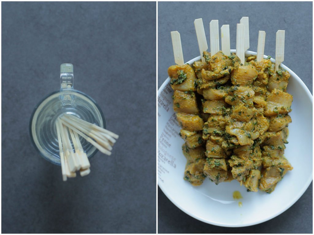 Maak de prikkers nat voor gebruik. Neem een glas en vul deze met water. Doe de prikkers erin en laat 20 minuten wellen. Rijg de kip aan de spiesjes.