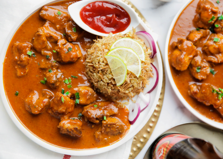 Kippendijen in pindasaus