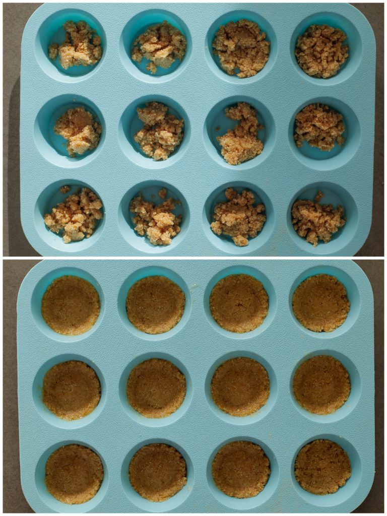 Neem een muffin-siliconenvorm. Vul elke gat met een laag van het koekjesdeeg (12 gram per stuk). Druk het stevig aan met een glas.