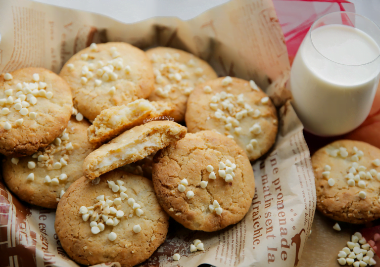 Witte chocoladekoeken met zachte vulling