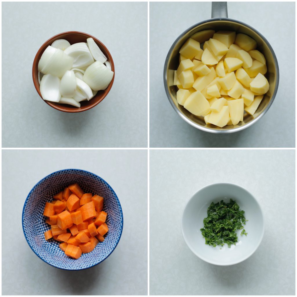 Pel de gele ui en snijd in parten. Schil de aardappels en wortels, en snijd deze in stukken. Hak de peterselie fijn.