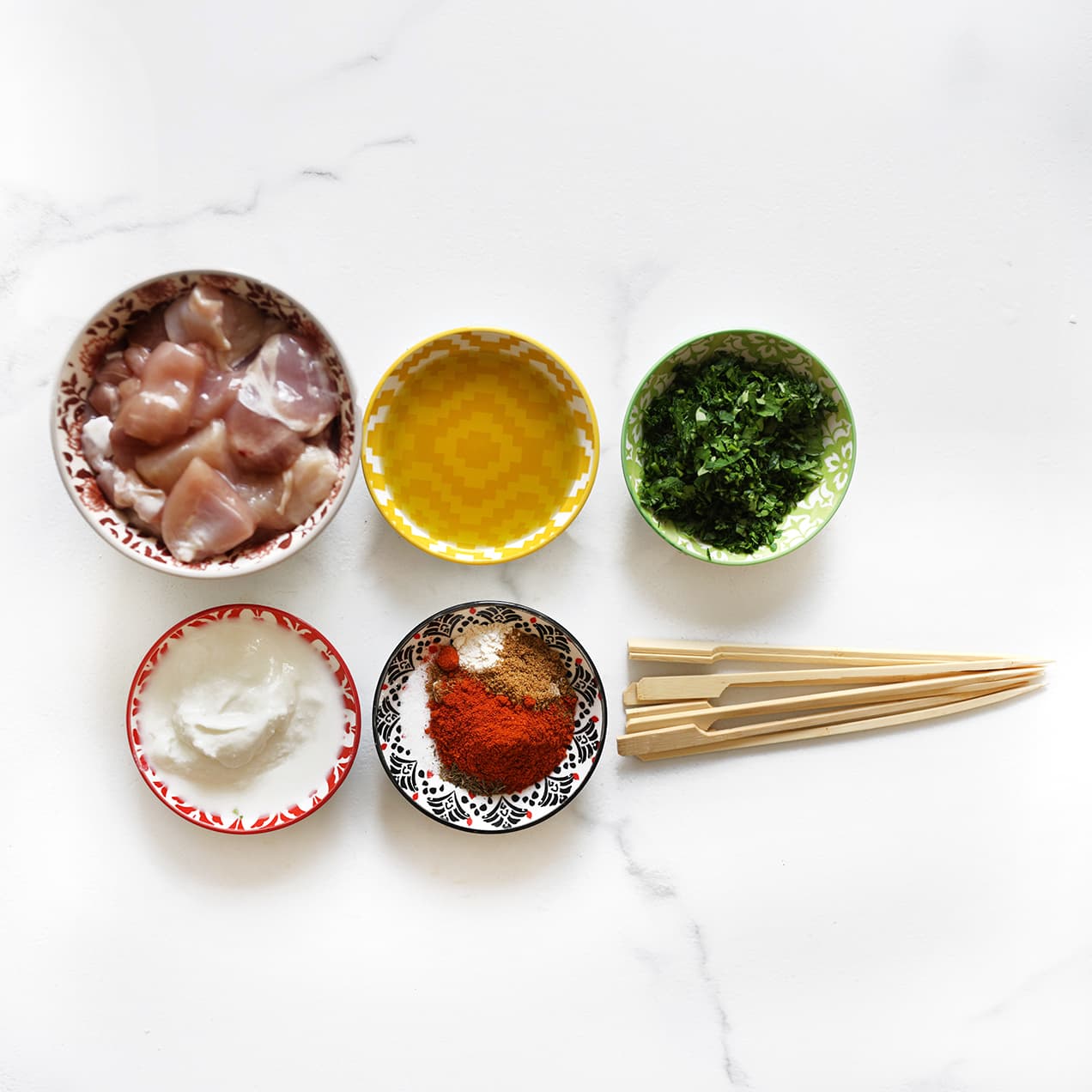 Ingredienten klaar leggen voor de kip souvlaki