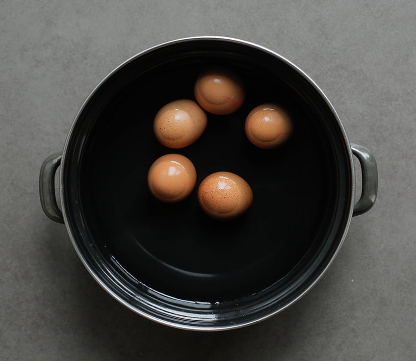 Breng ruim water in een steelpan aan de kook. Voeg de eieren toe en kook in ca. 8-10 minuten hard.