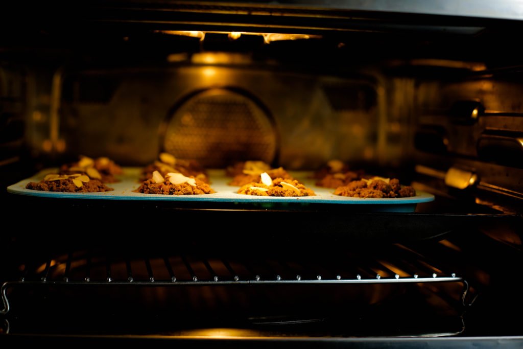 Leg de speculaas cheesecakes in een voorverwarmde oven op 120℃. Bak 25-30 minuten. Schakel de oven uit en laat de cheesecakes er nog in zitten voor een uur.