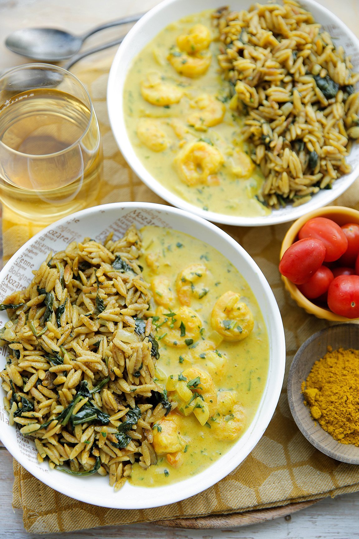 Orzo en garnalen in kerriesaus eindresultaat