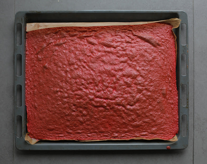 Leg de red velvet cake in een voorverwarmde oven op 200℃. Bak de cake in ca. 7-10 minuten gaar.