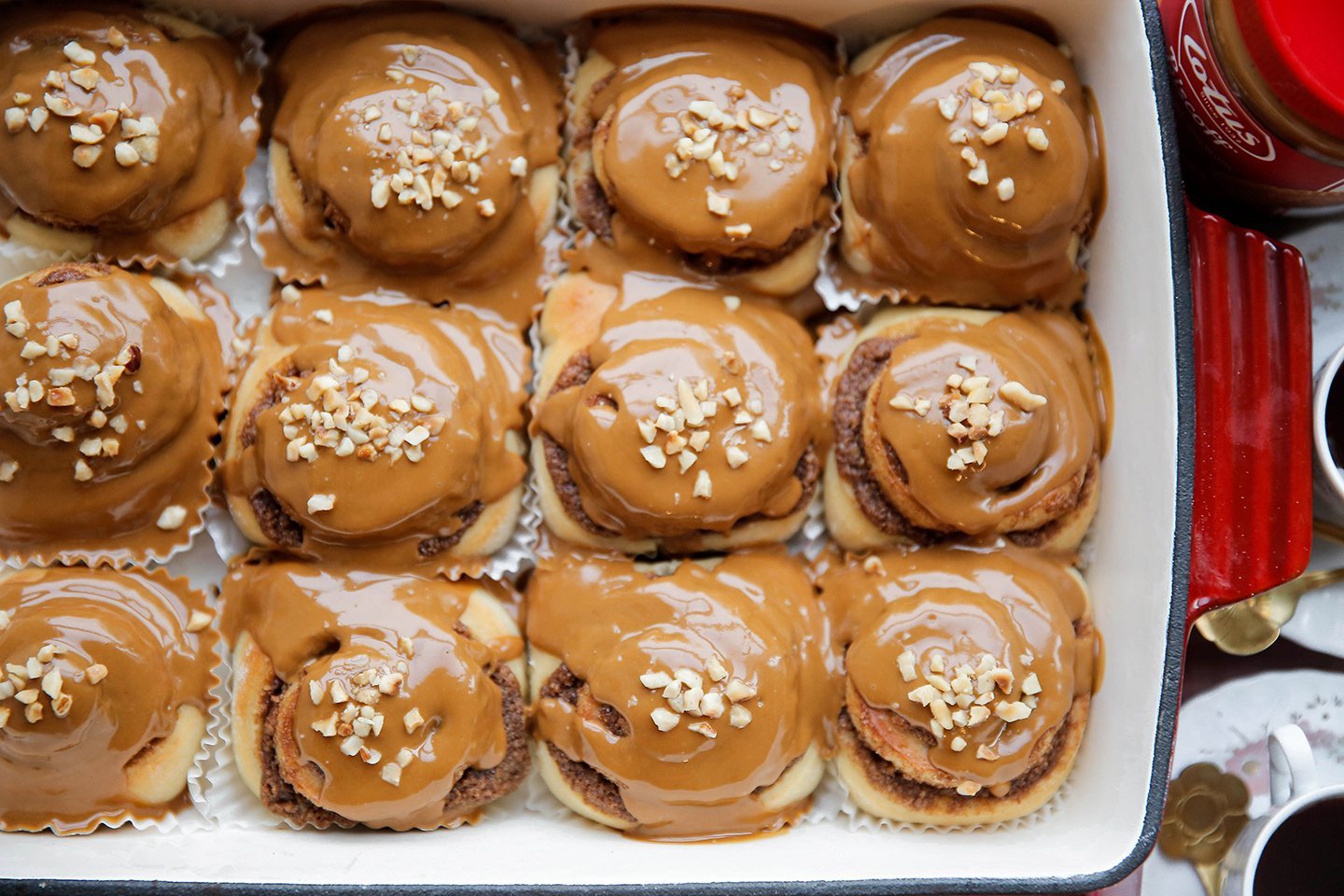 Speculaas rolls garneren met gehakte nootjes