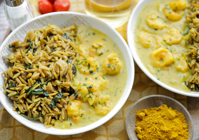 Orzo met garnalen in kerriesaus