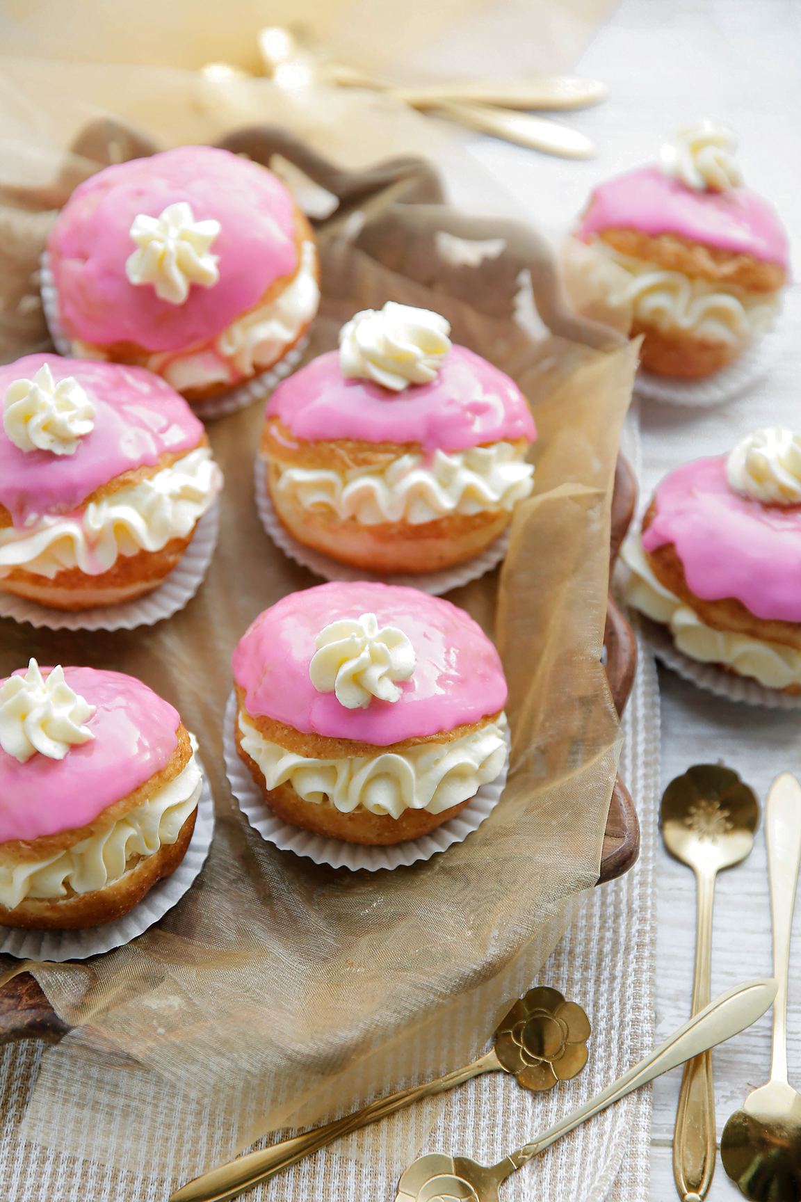 Roze oliebol tompouce eindresultaat van Kookmutsjes