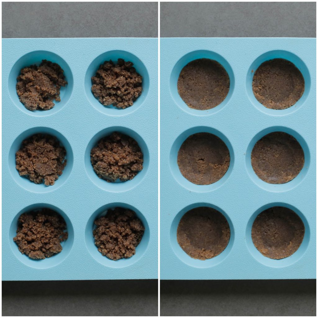 Neem een muffin-siliconenvorm. Vul elk gat met een laag van het koekjesdeeg (15 gram per stuk). Druk het stevig aan met een glas. Leg afgedekt in de vriezer.