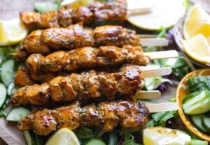 Malse kip souvlaki spiesjes met Griekse yoghurt marinade, goudbruin gebakken in de pan en geserveerd met verse peterselie.