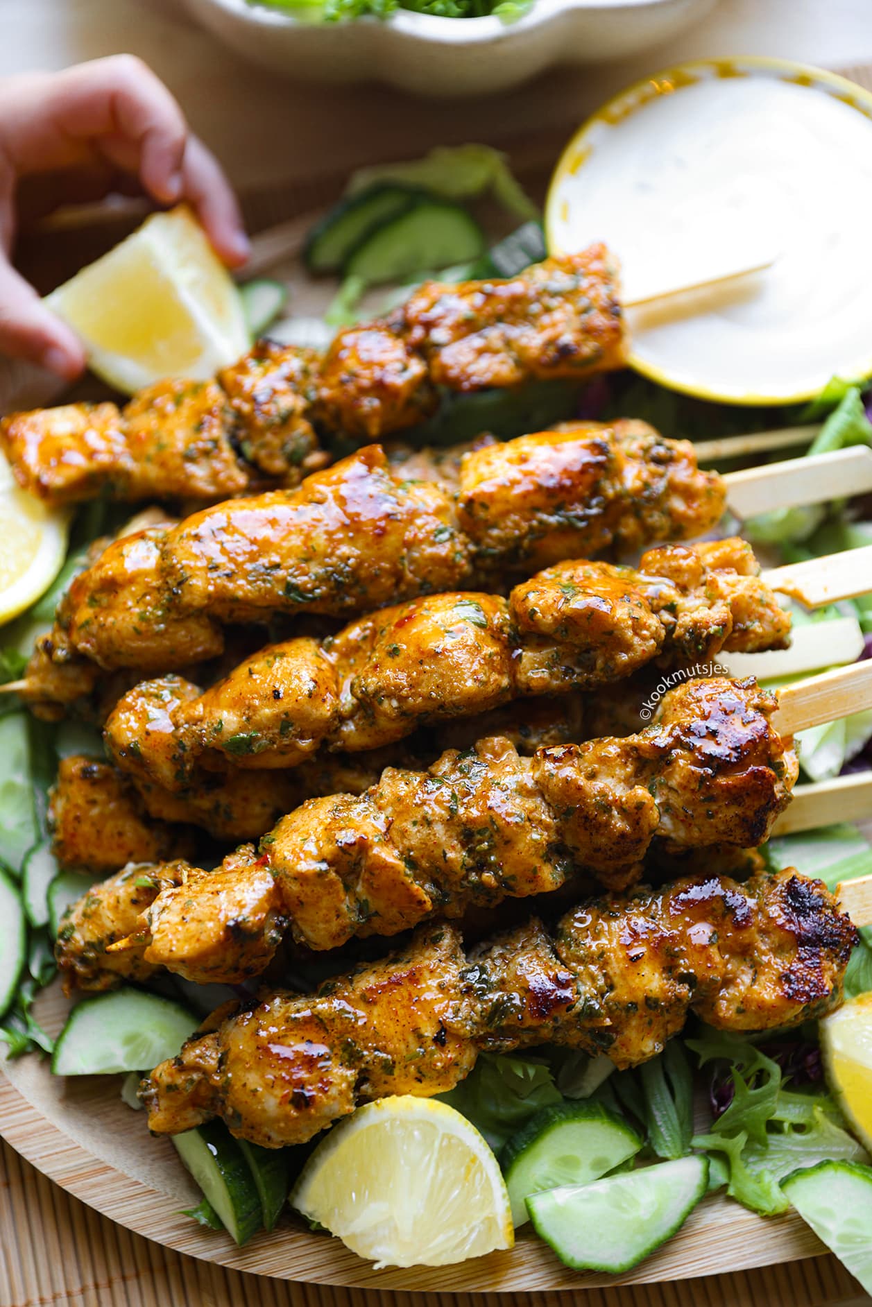 Malse kip souvlaki spiesjes met Griekse yoghurt marinade, goudbruin gebakken in de pan en geserveerd met verse peterselie.