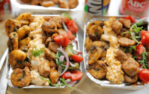 Aardappelmengsel met garnalen, eiersalade, kip en salade Kookmutsjes