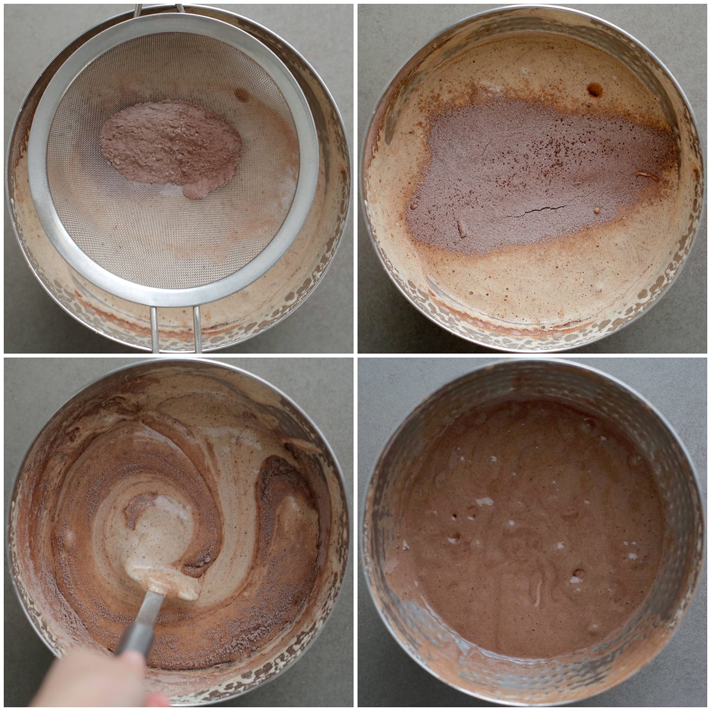 Bloemmengsel toevoegen door middel van een zeef in drie delen en spatelen tot een luchtig cakebeslag