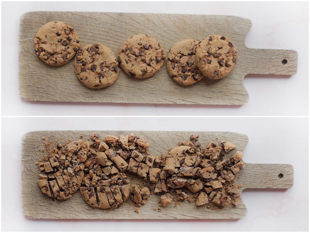 Snijd de chocolate chip koekjes grof (150 g). 