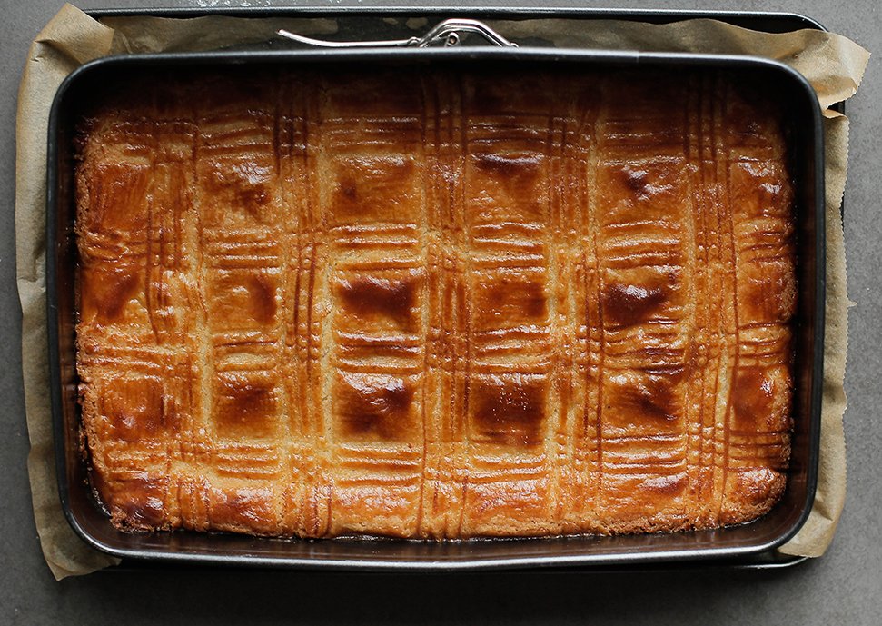 Leg de appel boterkoek in een voorverwarmde oven op 175℃. Bak in ca. 30-35 minuten gaar of tot de appel-boterkoek mooi goudbruin is gekleurd.