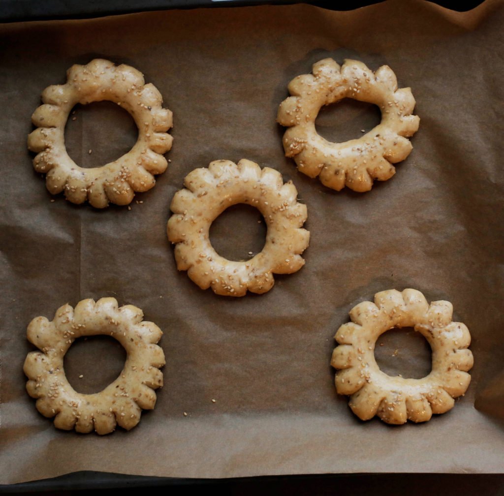 Leg de ka’ak koekjes in een voorverwarmde oven op 175℃. Bak de koekjes in ca. 15 minuten gaar. Houd de baktijd zelf in de gaten, want elke oven werkt anders.