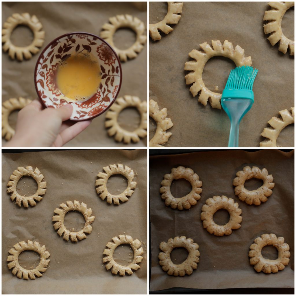 Bestrijk het koekjesdeeg met eigeel en strooi er sesamzaadjes op. Laat het koekjesdeeg rijzen voor 90-120 minuten op een warme plek in huis of tot ze in formaat zijn verdubbeld.