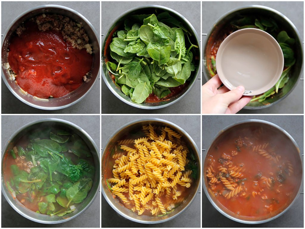 Voeg de gezeefde tomatensaus, spinazie, het gekookt water en de fusilli toe. Kook 10 minuten.
