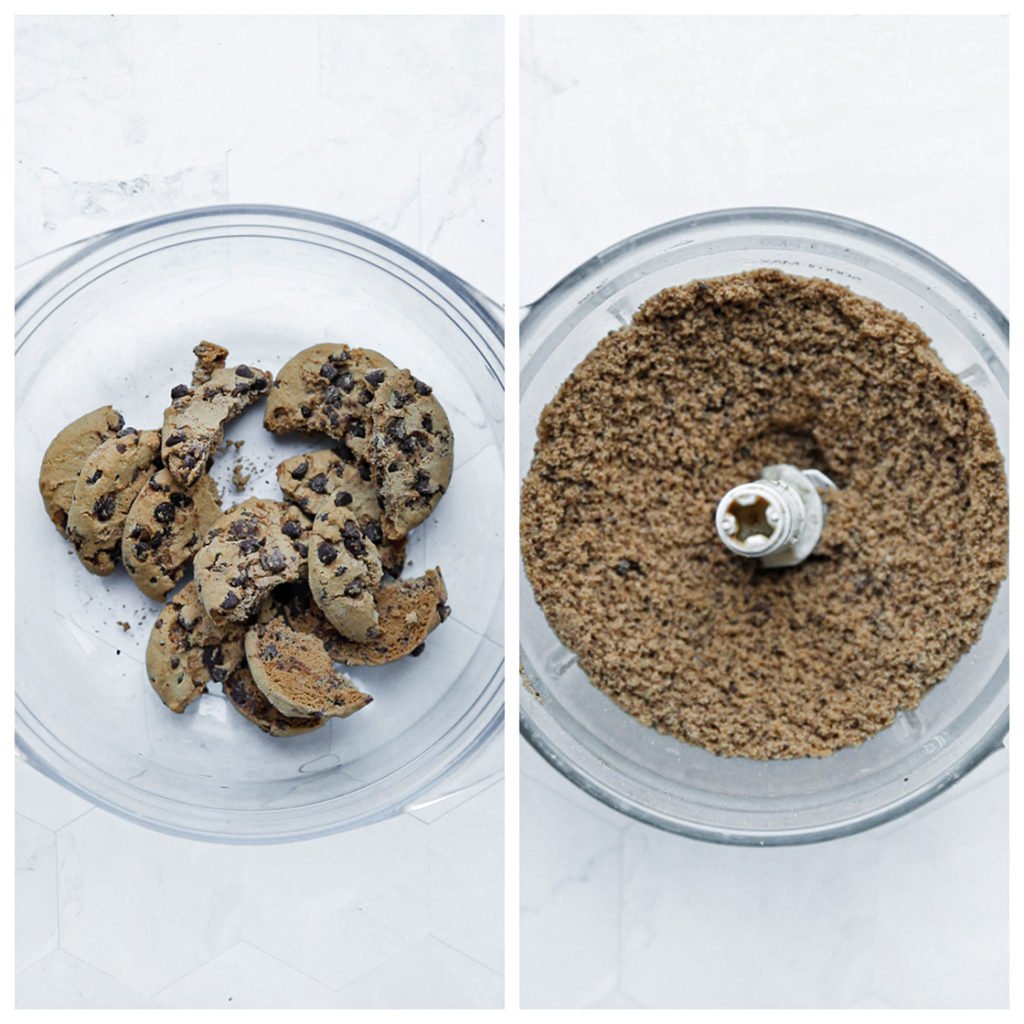 Doe de chocolate chip cookies in een hakmolen en mix deze fijn.