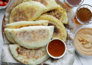 Griesmeelbroodjes gevuld met kaas Kookmutsjes