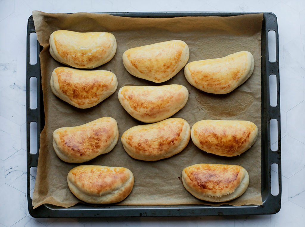 Leg de broodjes in een voorverwarmde oven op 200 ℃. Bak in ca. 10-12 minuten gaar. Dek de broodjes direct af met een theedoek zodra ze uit de oven komen. Laat afkoelen.