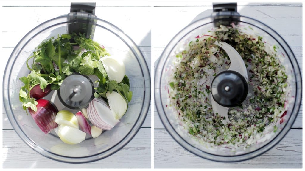 Doe de koriander, rode ui, gele ui en knoflook in een hakmolen. Mix niet al te fijn.