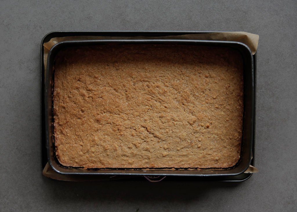 Leg de walnotenkoek in een voorverwarmde oven op 175 ℃. Bak in ca. 25-35 minuten gaar. Elke oven werkt anders, houd dit zelf in de gaten.