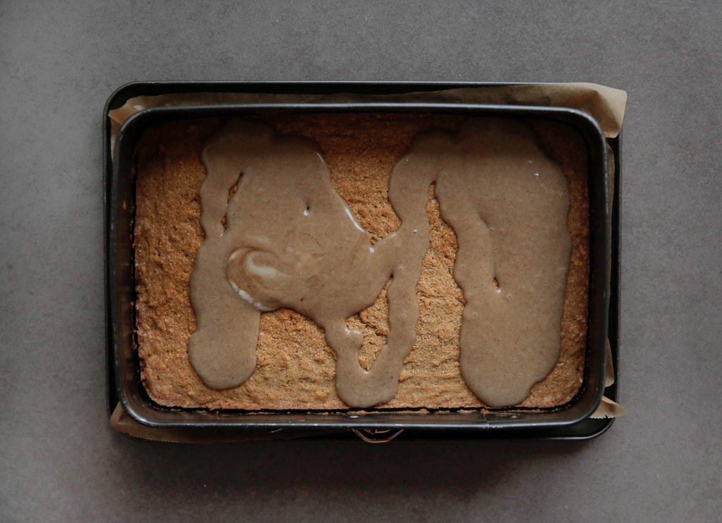 Verdeel het chocolademengsel over de koek en smeer dit gelijkmatig uit. Leg, afgedekt, in de koelkast om stevig te worden.