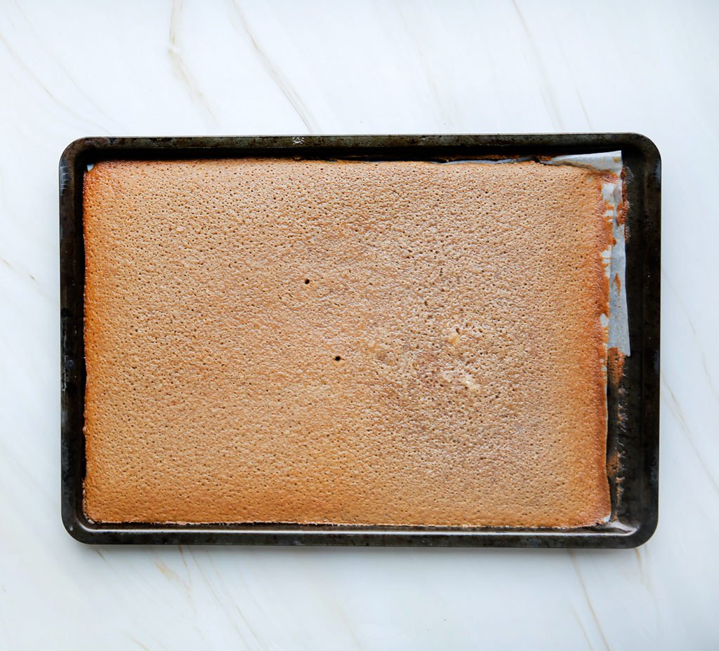 Leg de cake in een voorverwarmde oven op 175 ℃. Bak 15-20 minuten. De cake is gaar wanneer je er met een satéprikker in prikt en er droog uitkomt. Houd de baktijd zelf in de gaten, want elke oven werkt anders. Laat de cake compleet afkoelen.