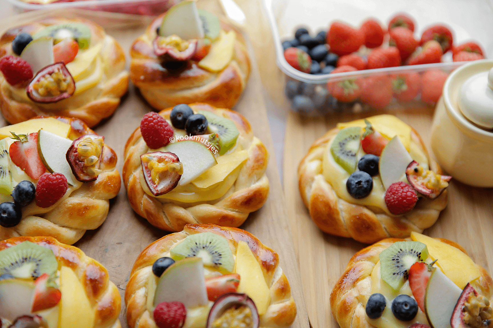 Broodjes met nutella en gele room kookmutsjes