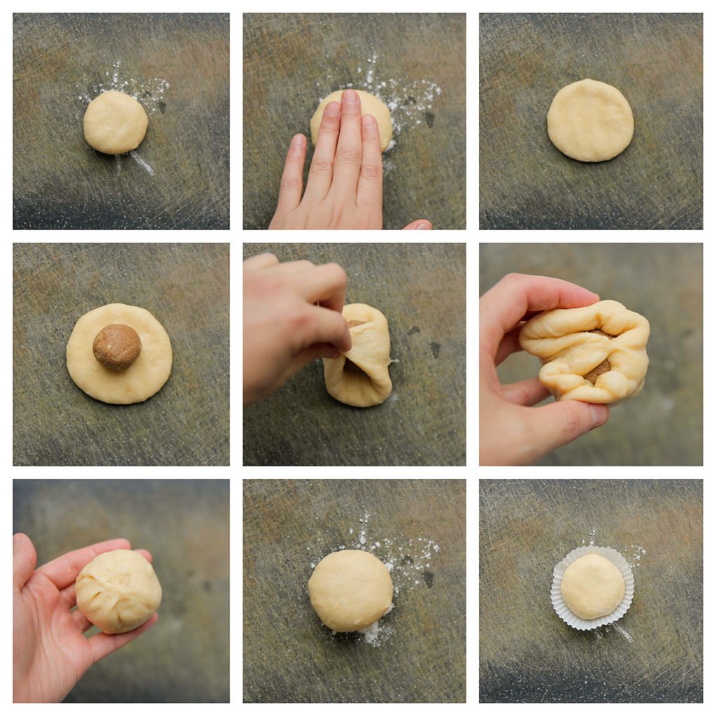 Druk de bol plat (8 cm). Leg het walnotenspijs erop (25 g). Vouw het deeg goed dicht en druk iets plat. Leg op een cupcakevormpje. Herhaal de werkwijze.
