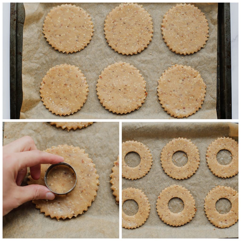 Leg het koekjesdeeg op een bakplaat met bakpapier. Steek het middenstuk uit met een mini uitsteker (of gebruik een dop).