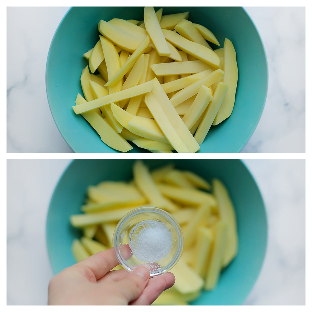 Schil de aardappelen en snijd in schijven. Snijd in de lengte tot friet. Voeg het zout toe en meng goed.