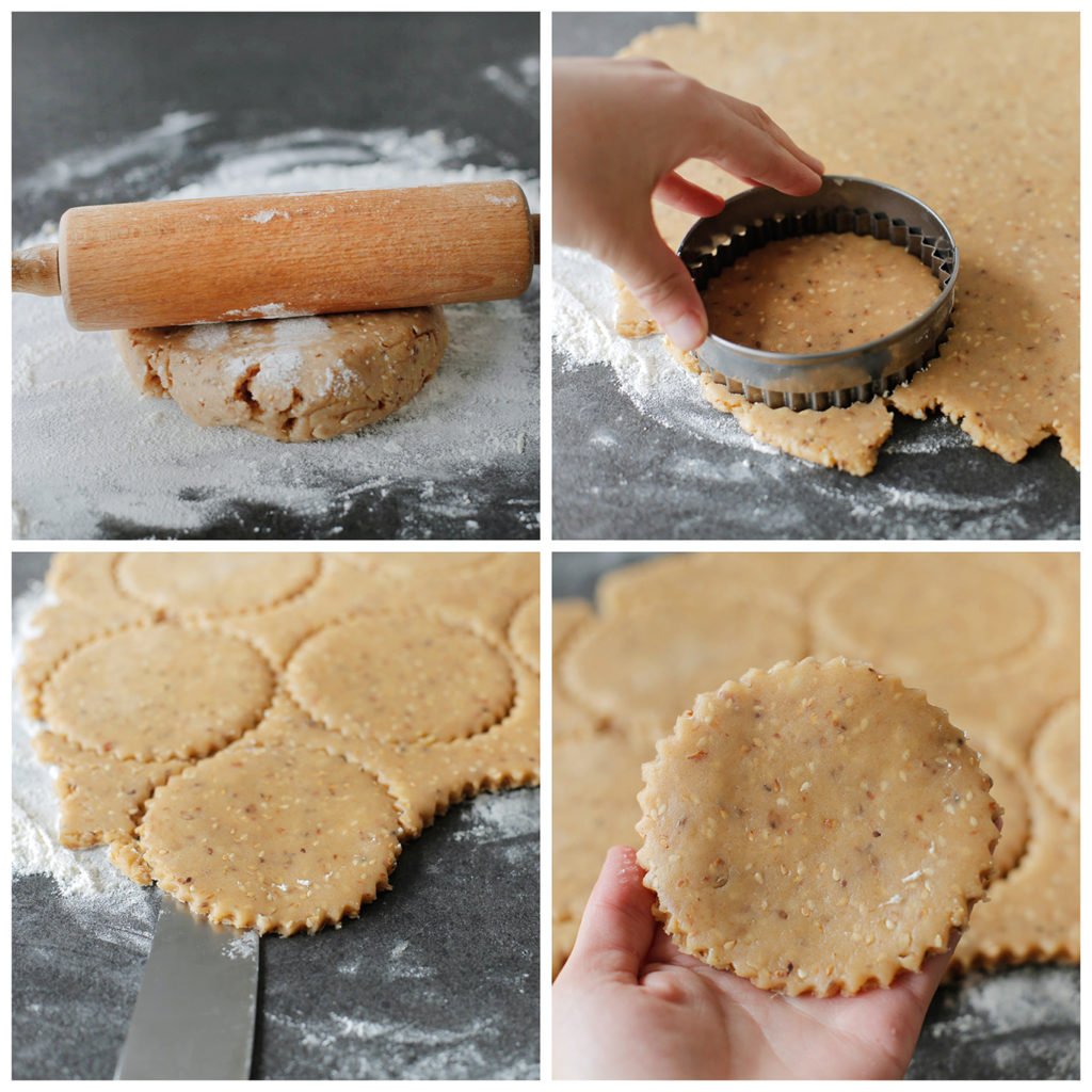 Steek met een uitsteker rondjes uit het koekjesdeeg van 10 cm. Neem een mes en schuif deze onder het koekjesdeeg om het deeg op te pakken.
