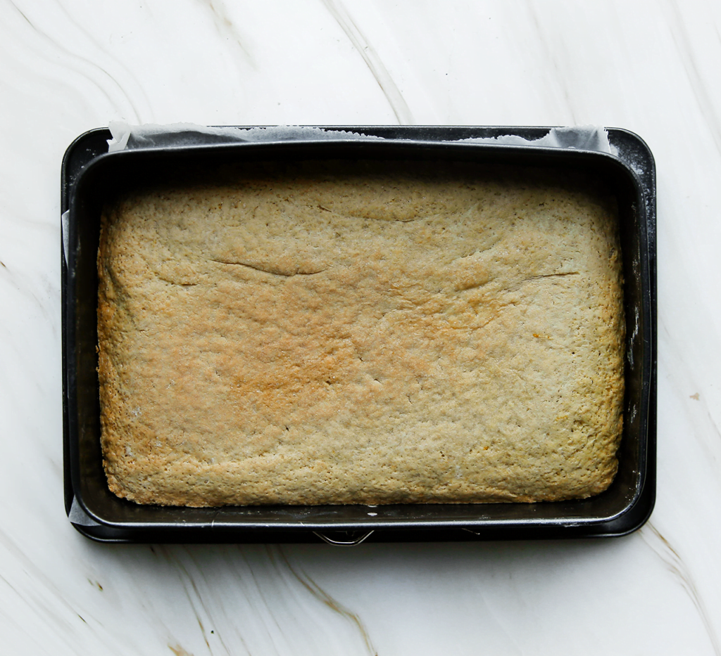 Zet de oranjekoek in een voorverwarmde oven op 160 ℃. Bak 30-35 minuten. Laat de koek compleet afkoelen.