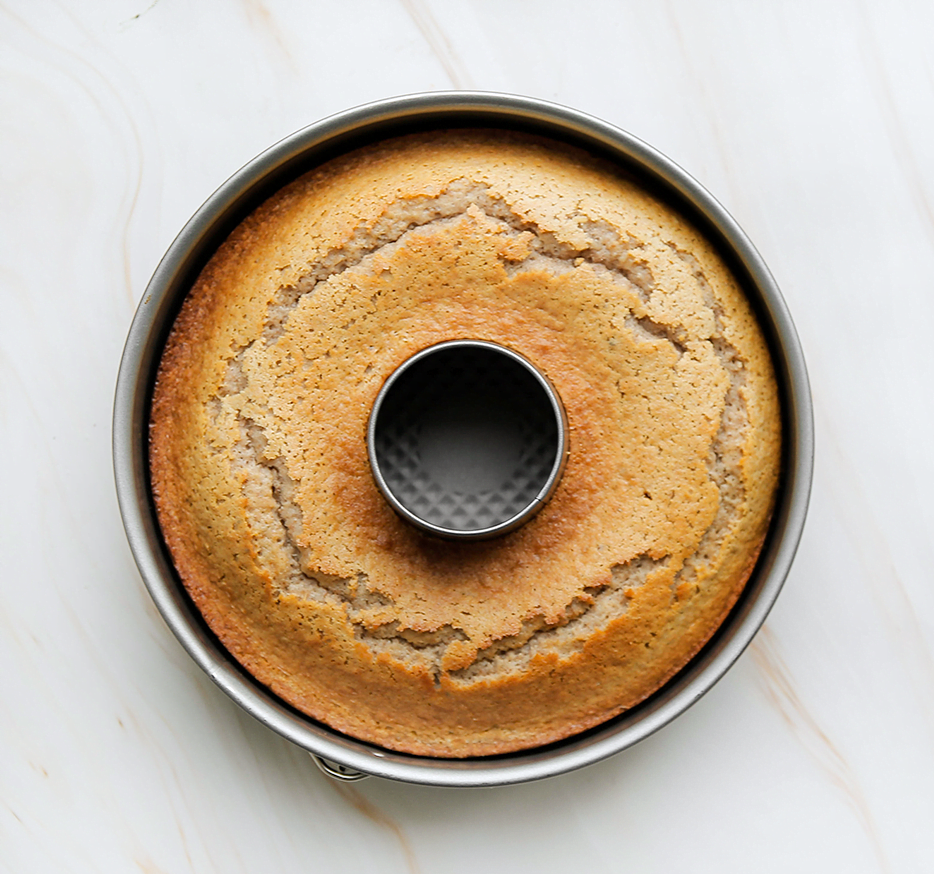 Leg de cake in een voorverwarmde oven op 160 ℃. Bak in ca. 30-38 minuten gaar. Houd de baktijd in de gaten, want elke oven werkt anders. De cake is gaar als je er met een satéprikker in prikt en er droog uitkomt.
