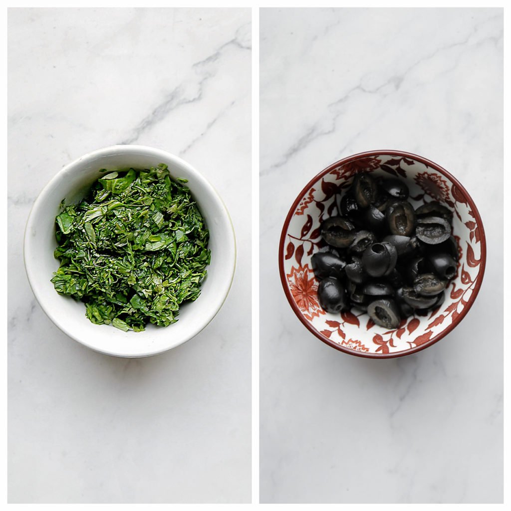 Snijd de rucola fijn en de zwarte olijven in halfjes.