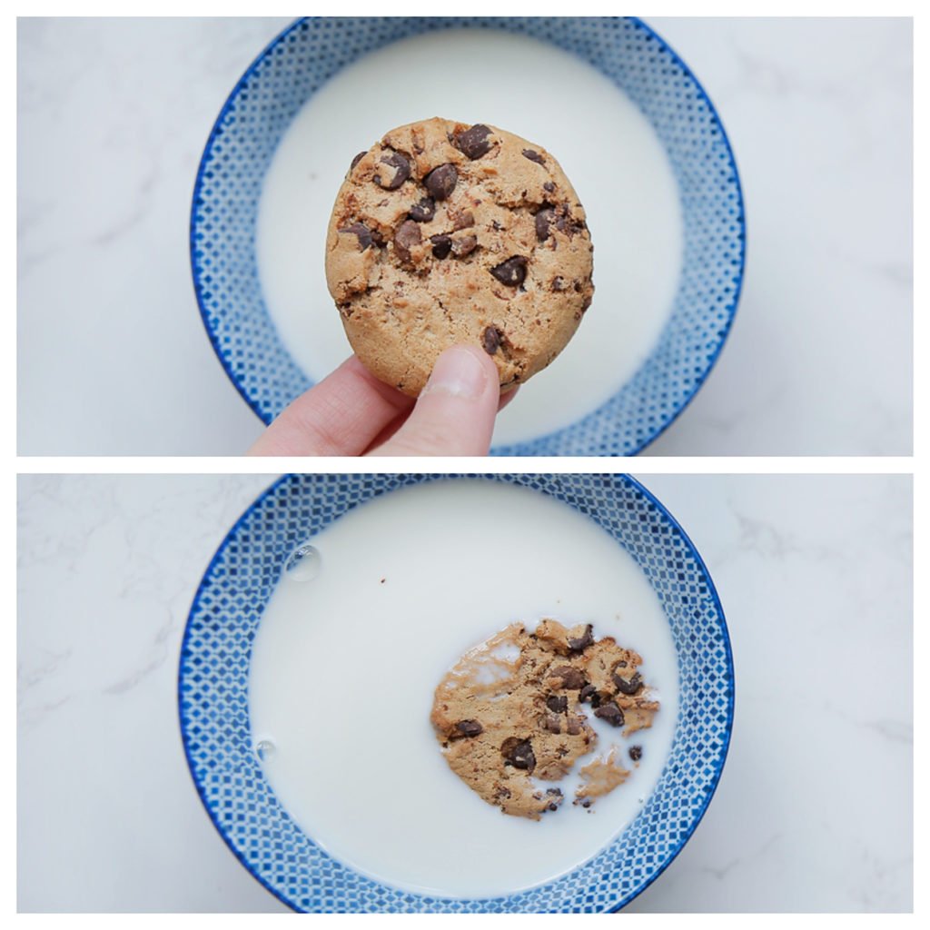 Haal de chocolate chip cookies door de melk.