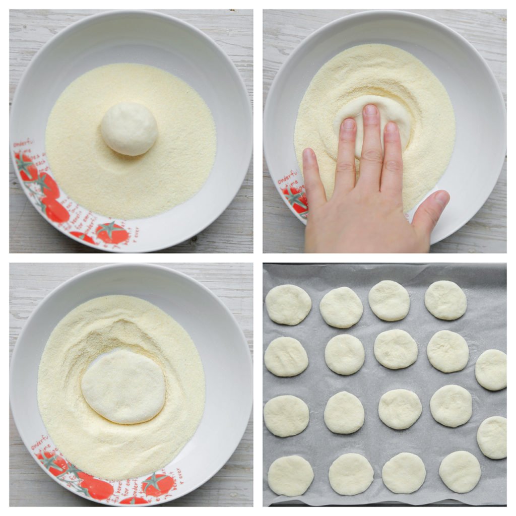 Doe de fijne griesmeel in een bord. Dep het bolletje deeg door de griesmeel en druk plat (8 cm). Leg op een bakplaat met bakpapier. 