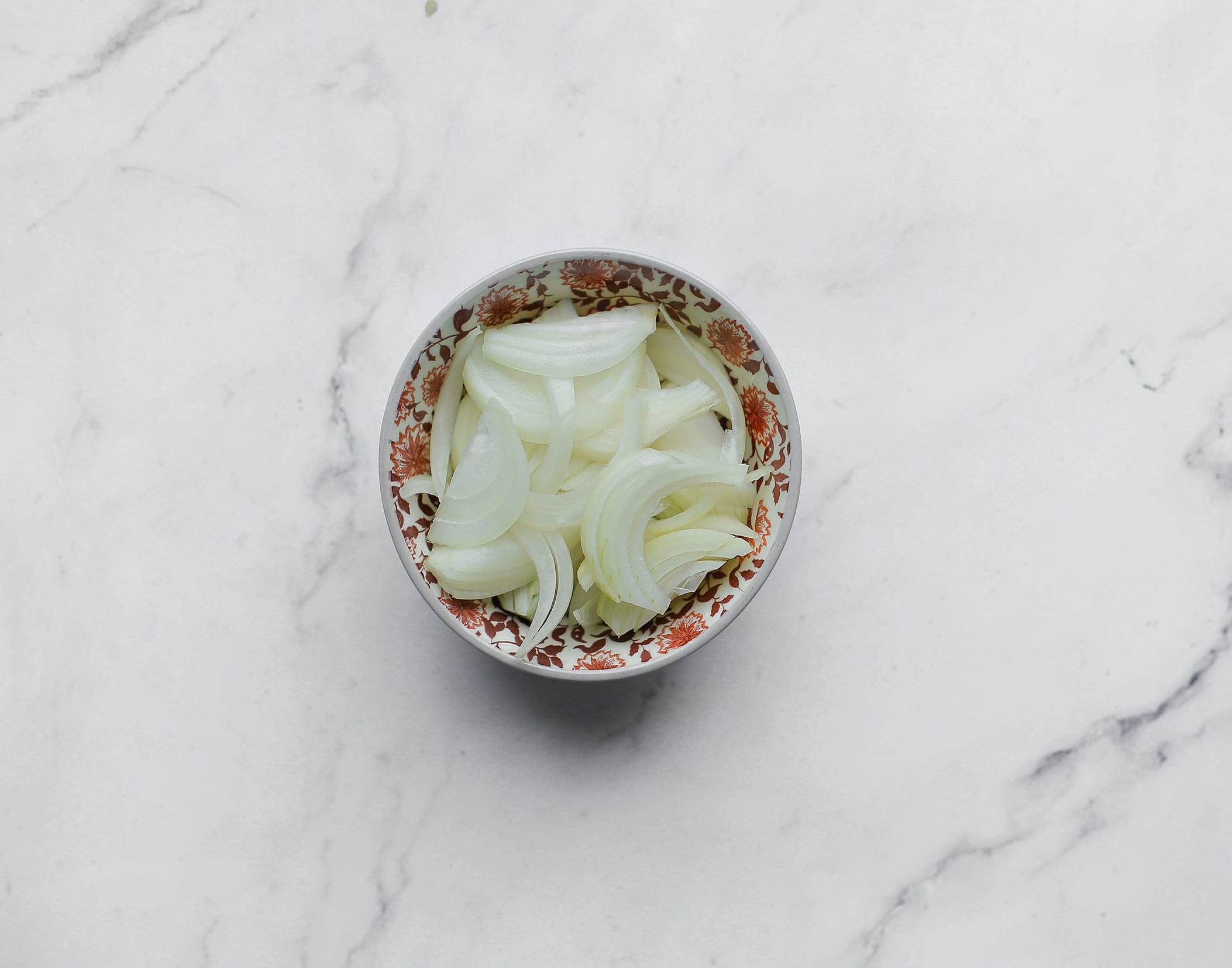 Gele ui in halve ringen