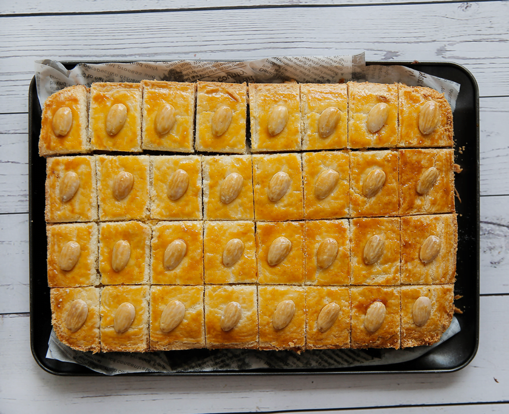 Zet de koek in een voorverwarmde oven op 175 ℃. Bak 25-35 minuten of tot de koek mooi goudbruin is gekleurd. Laat de koekjes compleet afkoelen.