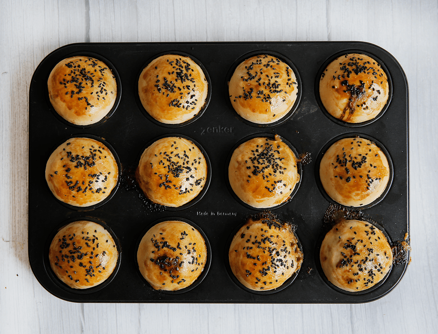 Kip samba broodjes bakken in de oven totdat ze mooi goudbruin zijn gekleurd