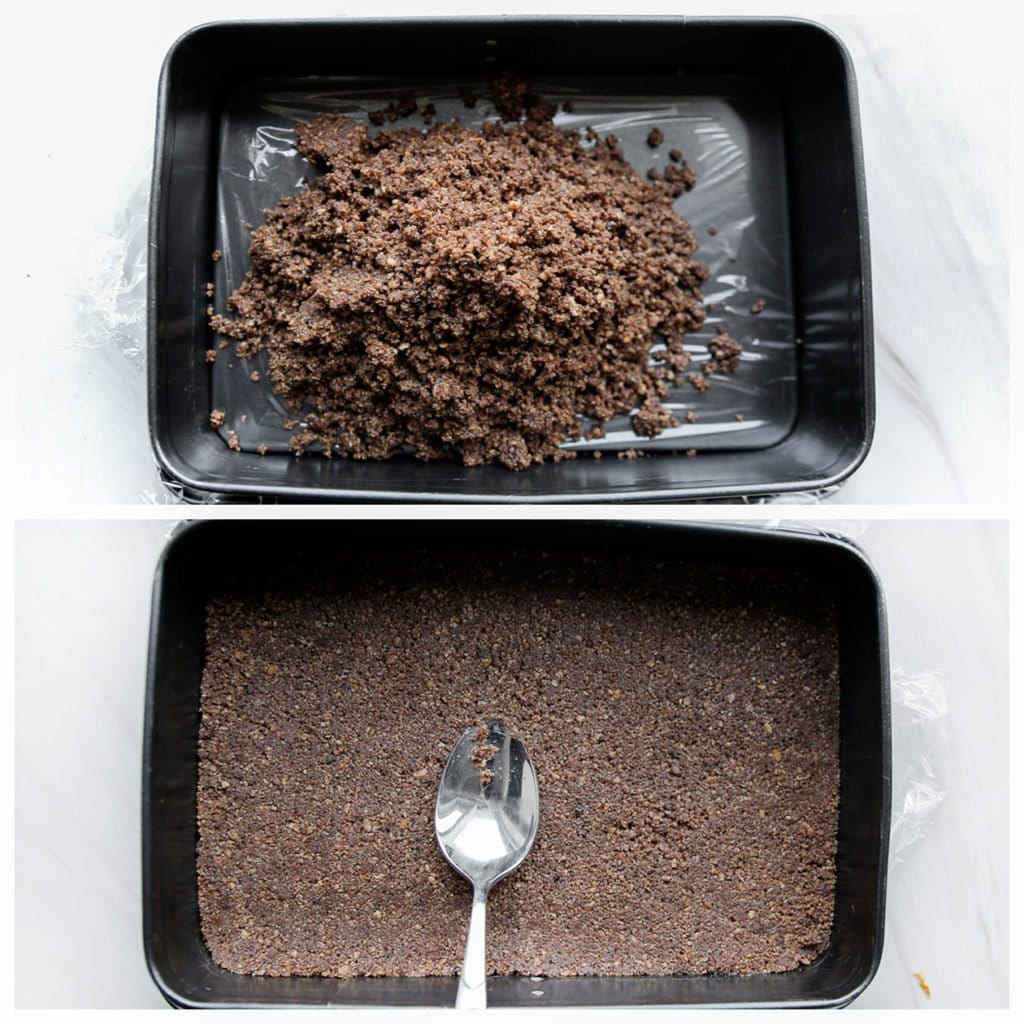 Verdeel het koekjesdeeg over een bakvorm en druk goed aan, gebruik de onderkant van een lepel. Leg, afgedekt, in de vriezer om stevig te worden. Dit duurt ongeveer 30-45 minuten.