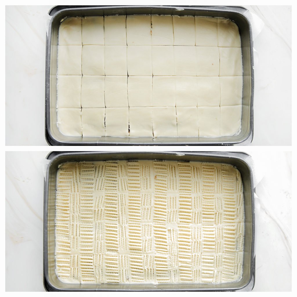 Snijd in blokjes voordat het de oven ingaat. Werk het koekjesdeeg af met een koekjesknijper voor een mooi patroon. Heb je geen koekjesknijper in huis, dan kun je ze plain laten.