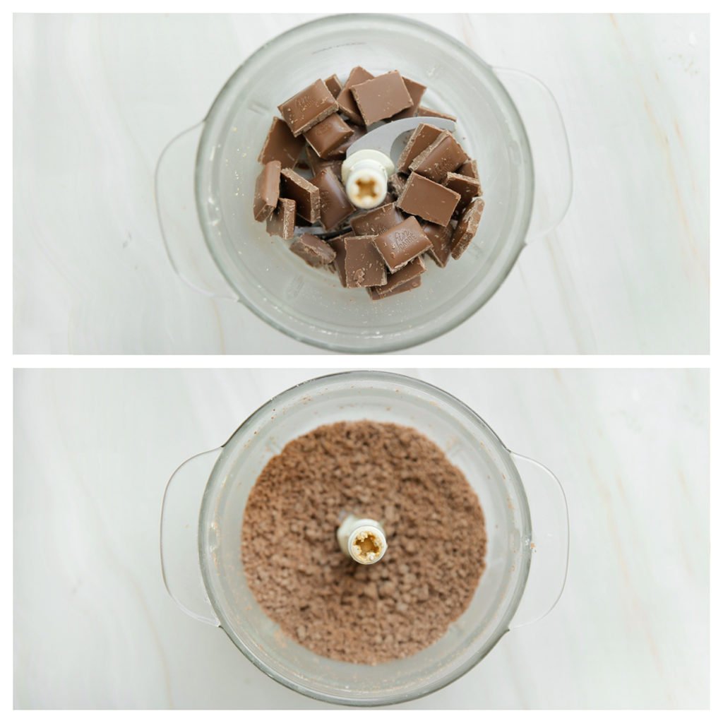 Doe de melkchocolade in een hakmolen en maal fijn.