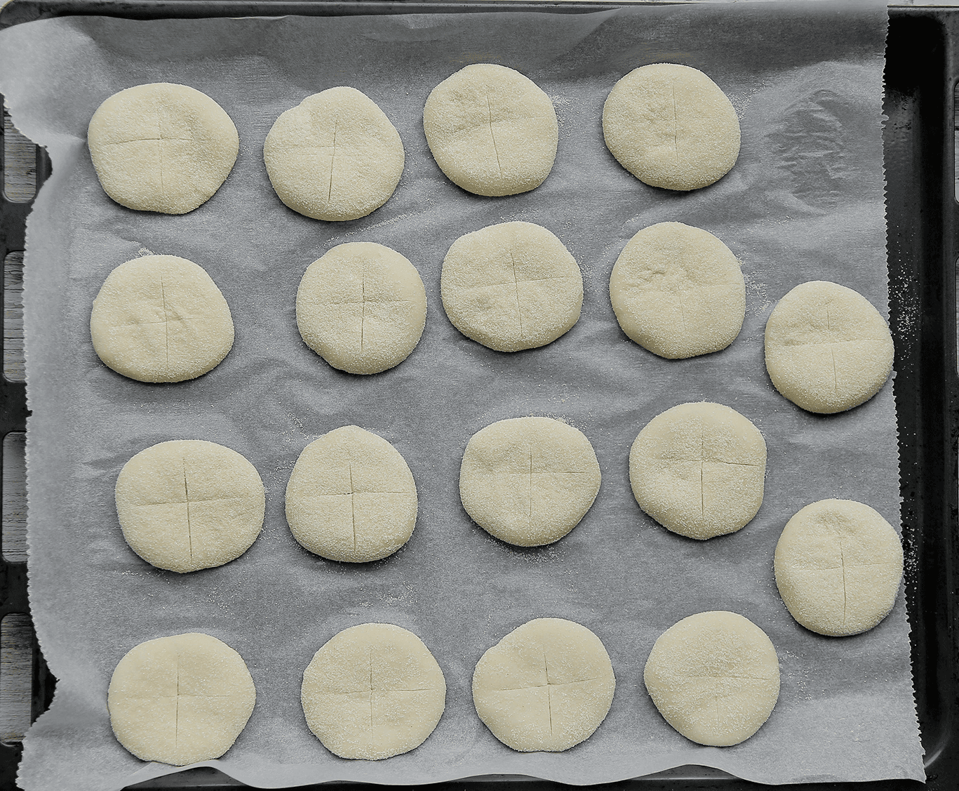 Met een scherp mes in het deeg snijden