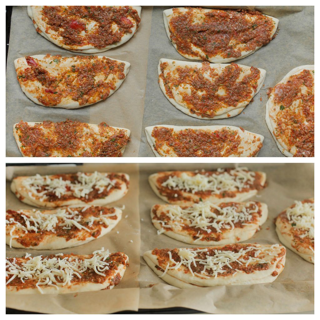 Strooi er geraspte mozzarella op. Laat het deeg 30 minuten rijzen tot ze in formaat zijn verdubbeld.