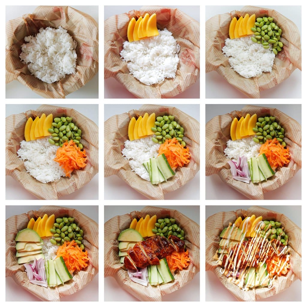 Doe de rijst in het midden van een bord. Verdeel daaromheen de mango, edamame, wortel, komkommer, rode ui en avocado. Leg de kip in het midden. Garneer met sriracha mayo en sesamzaad.