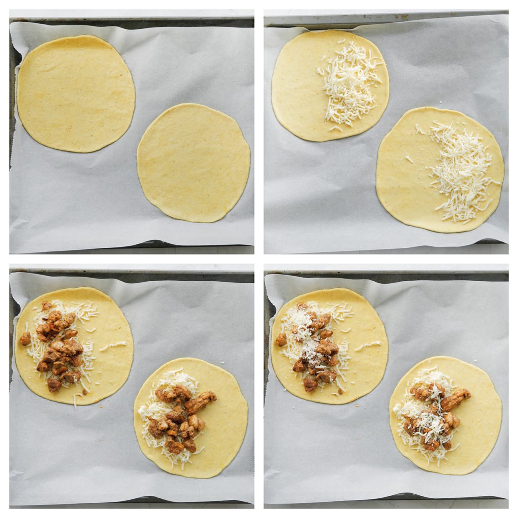 Leg het deeg op een bakplaat met bakpapier. Verdeel wat geraspte mozzarella over de helft van het deeg en leg er kip op. Strooi er geraspte mozzarella op.